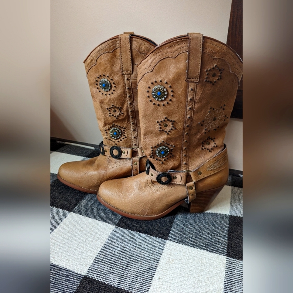 Dingo “The Addie Boot” tan decorated shaft & detailed harness straps boots sz 8